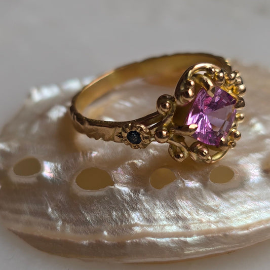 Contessa Color Change Pink/Lilac and Blue Sapphire Princess Ring in 18k Peach Gold