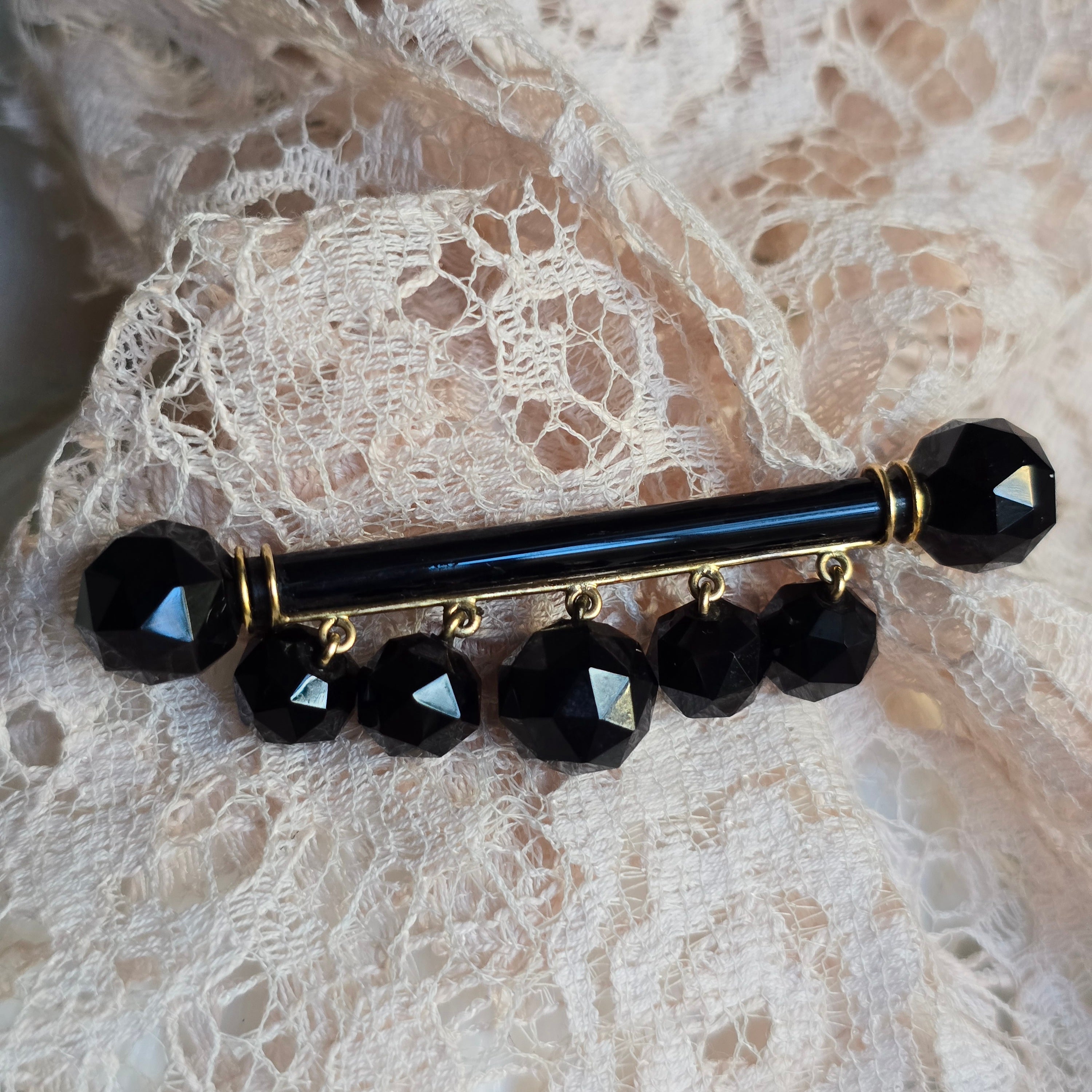 Broche Plaquée Or Et Onyx Noir - 27x23 Mm, Vintage, Occasion - Sans Marque