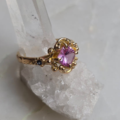 Contessa Color Change Pink/Lilac and Blue Sapphire Princess Ring in 18k Peach Gold